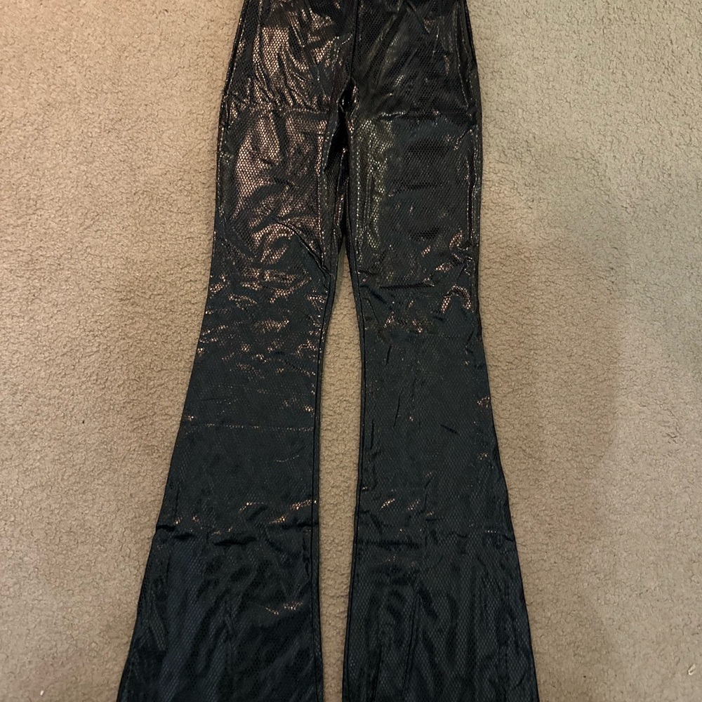 ⭐️ NWT ⭐️ Commando Faux LeatherSnakeSkin Print Navy Flare Leggings - Picture 6 of 7